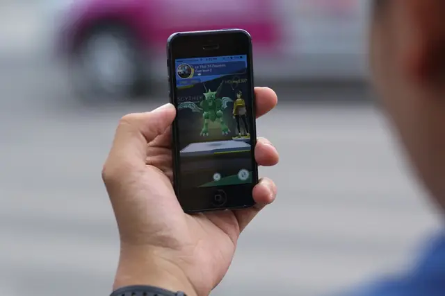 Giadinhnet – Bị Kẻ Xấu Dụ Dỗ Để Có Điện Thoại Chơi Pokemon Go Hoặc Bị Bắt Cóc Khi Đang Chơi Ở Bên Ngoài Là Rủi Ro Hoàn Toàn Có Thể Xảy Ra Khi Trẻ Quá Ham Mê Trò Chơi Này.