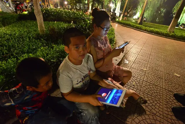 Giadinhnet – Bị Kẻ Xấu Dụ Dỗ Để Có Điện Thoại Chơi Pokemon Go Hoặc Bị Bắt Cóc Khi Đang Chơi Ở Bên Ngoài Là Rủi Ro Hoàn Toàn Có Thể Xảy Ra Khi Trẻ Quá Ham Mê Trò Chơi Này.