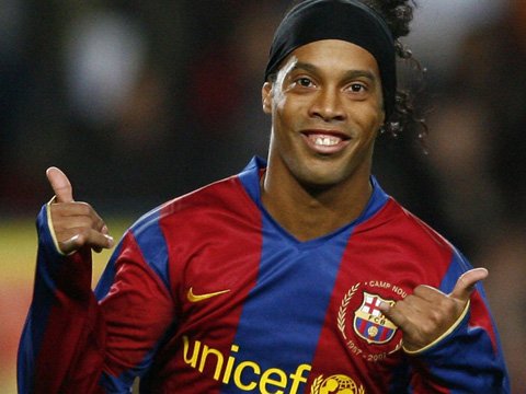 cau-thu-ronaldinho-gianh-qua-bong-vang-vao-nam-nao-6a101177e428a.jpg