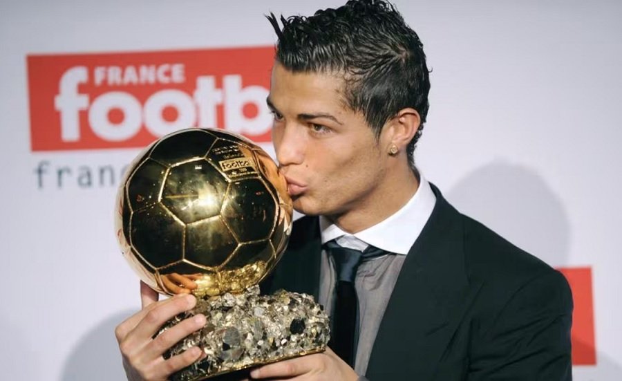 Cầu thủ Ronaldinho giành quả bóng vàng vào năm nào?