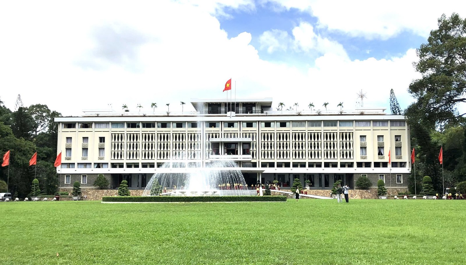 Ai là người chiến sĩ cắm lá cờ đầu tiên trên nóc dinh độc lập?