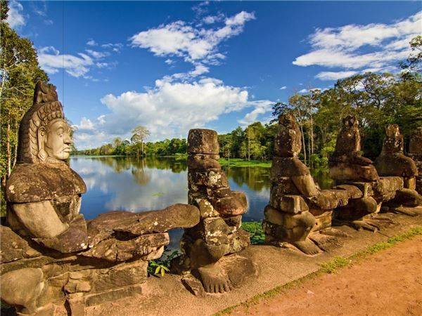 Câu đố kiến thức: Vua nào xây dựng đền Angkor Wat?